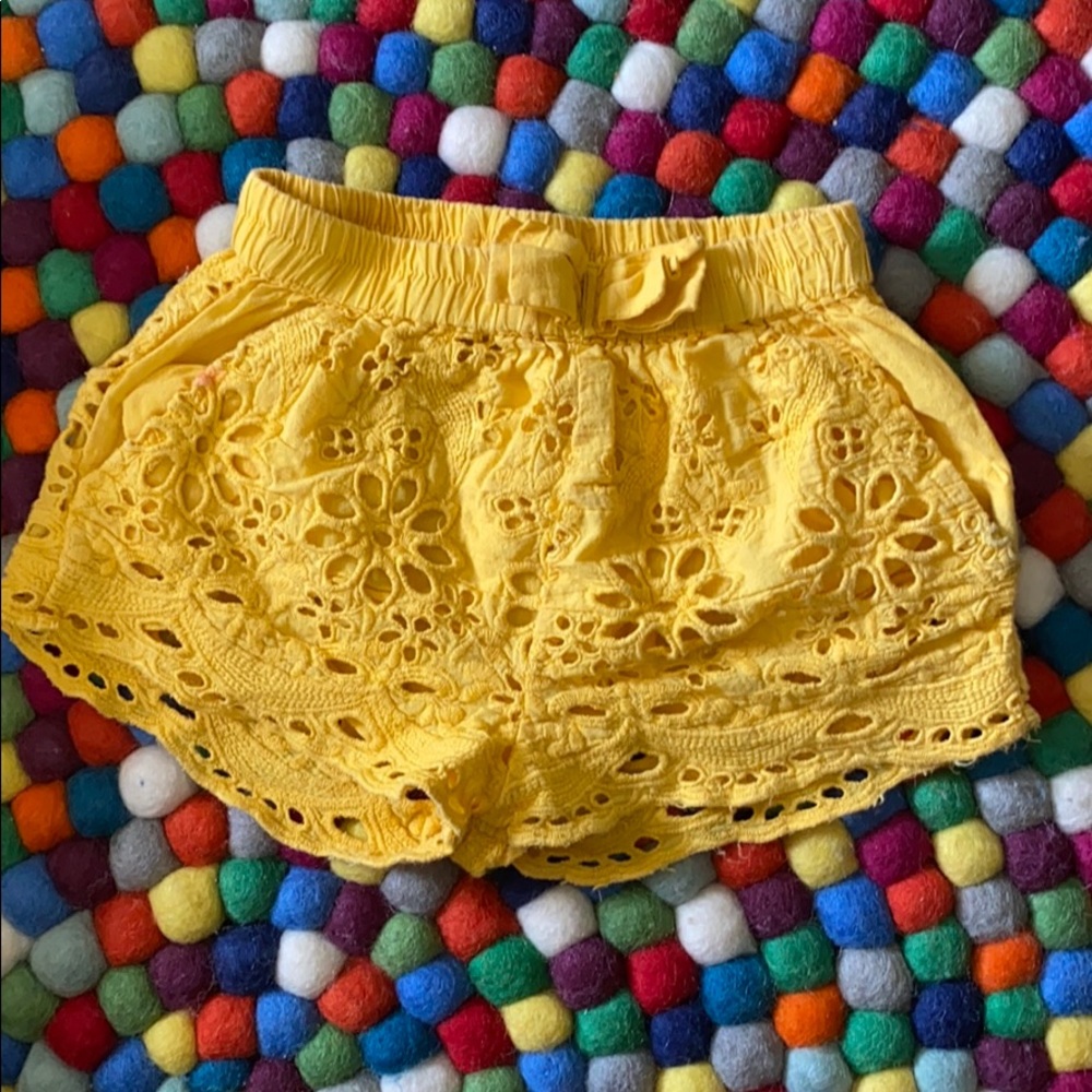 Adorable lace shorts set with ruffle rank 🌈